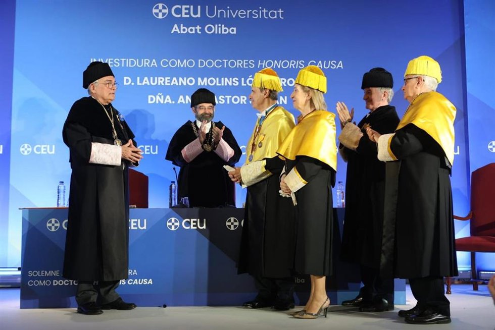 Acto para investir doctores Honoris causa al cirujano torácico Laureano Molins y la exministra y expresidenta del Congreso, Ana Pastor, son el rector de la CEU UAO, Arcadi Gual y el rector honorario, Juan Corona.