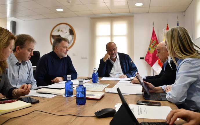 Reunión entre el vicepresidente primero del Gobierno de C-LM, José Luis Martínez Guijarro, y el alcalde de Cuenca, Darío Dolz.