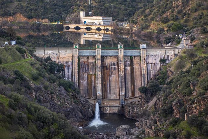 Archivo - Embalse y presa de Picadas, a 22 de febrero de 2026, en Aldea del Fresno, Madrid (España). 
