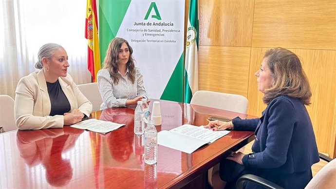 María Jesús Botella (dcha.), durante su encuentro con Lola Mena y Rosa María Romero, del Almamar.