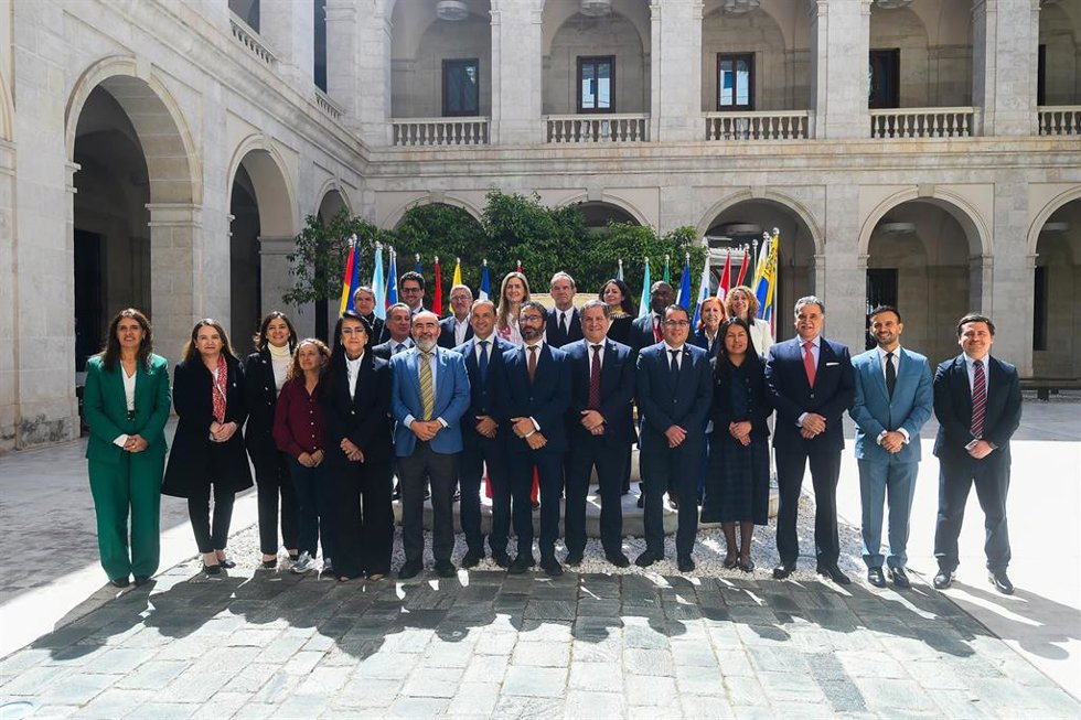 Vicepresidenta Tercera del Gobierno y ministra para la Transición Ecológica y Reto Demográfico, Sara Aagesen (4i), junto al secretario general iberoamericano, Andrés Allamand (5d), con participantes en la XIII Conferencia Iberoamericana de Medio Ambient