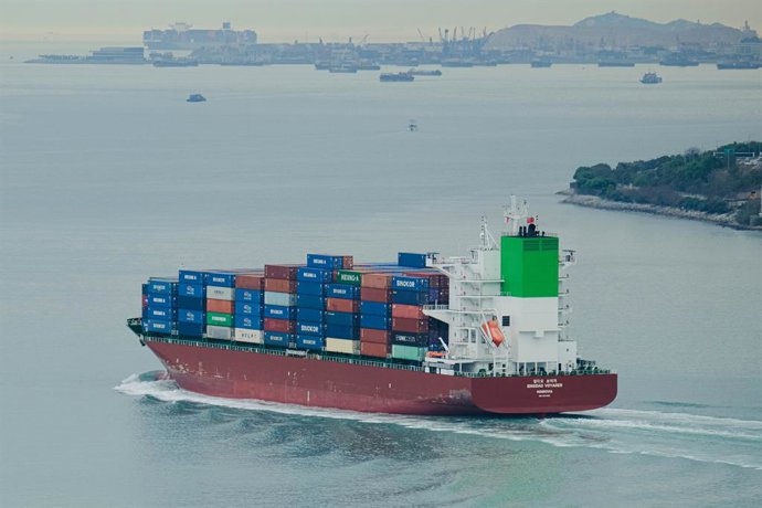 Archivo - 04 March 2025, China, Hongkong: A cargo container ship sails across Rambler Channel near Lantau Island. U.S. President Donald Trump imposed new tariffs on imports from China, Canada, and Mexico, citing fentanyl smuggling and illegal immigration.