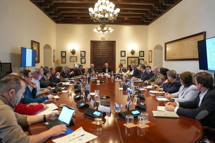 El alcalde de Sevilla, José Luis Sanz, preside el Consejo de Administración de Emasesa.