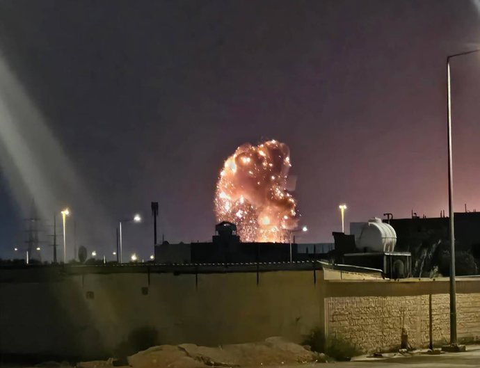 RIYADH, 18 de março de 2026  -- Foto tirada em 18 de março de 2026 mostra uma explosão em Riyadh, na Arábia Saudita. As defesas aéreas sauditas interceptaram oito mísseis balísticos lançados contra Riyadh na noite de quarta-feira, anunciou o Ministério da