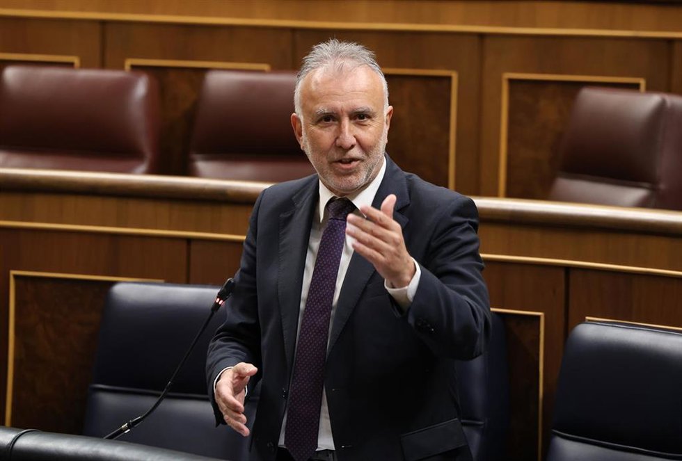 El ministro de Política Territorial y Memoria Democrática, Ángel Víctor Torres, interviene durante una sesión de control al Gobierno, en el Congreso de los Diputados, a 18 de marzo de 2026, en Madrid (España). Sánchez afronta una nueva sesión de control e