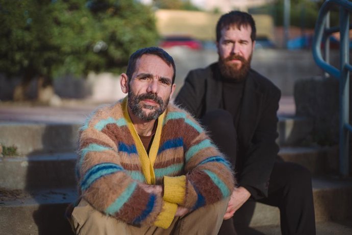 Archivo - Los periodistas Oriol Rodríguez y Yeray S. Iborra, autores de la biografía de Rosalía 'Buscando a Rosalía' (Libros del Kultrum)