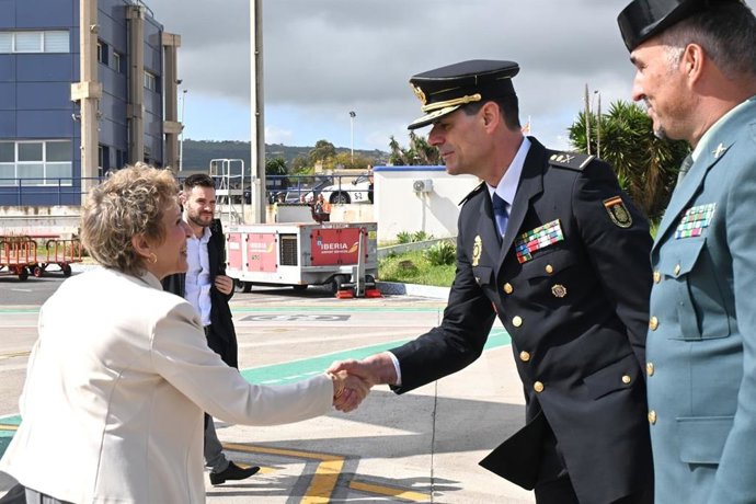La secretaria de Estado de Seguridad, Aina Calvo, a su llegada a Melilla saludando a los jefes de la Policía Nacional y Guardia Civil en la ciudad