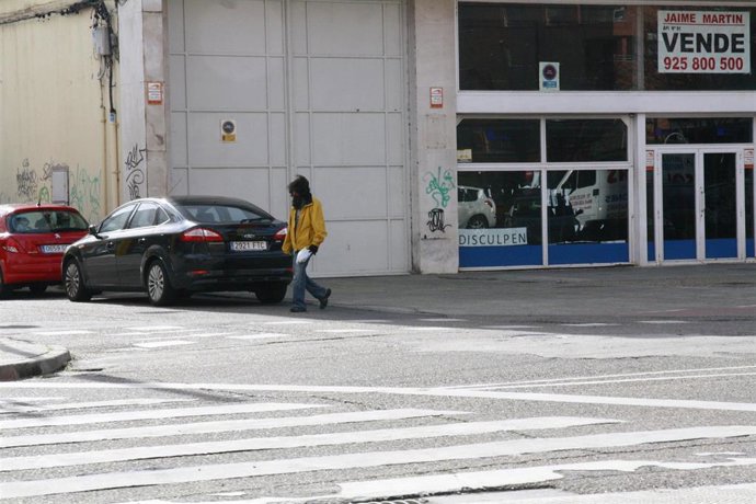 Archivo - Hombre andando