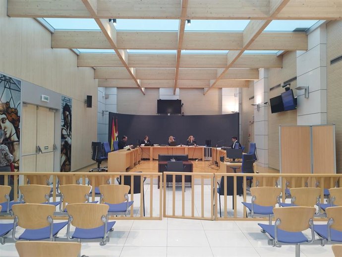 Juicio contra un profesor acusado de pedir favores de tipo sexual a menores a cambio de dinero o regalos.