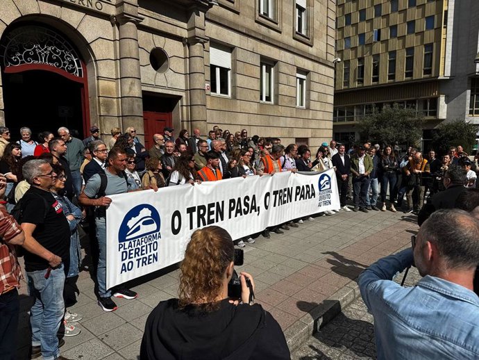 Unas 50 personas protestan frente a Subdelegación del Gobierno en Ourense y piden "horarios útiles" de tren en A Gudiña