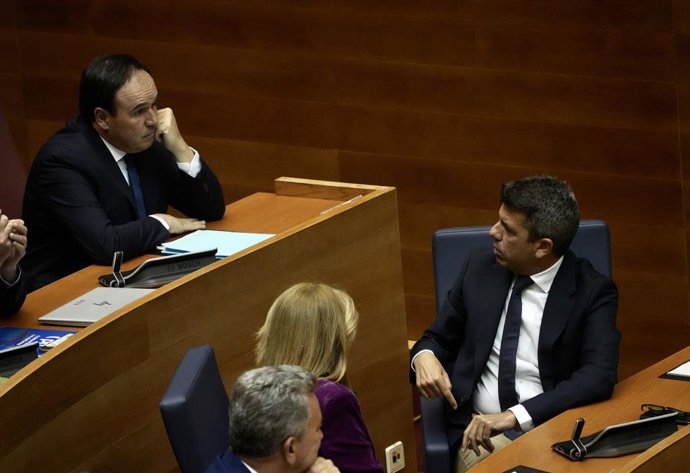 Archivo - Arxiu - Carlos Mazón (d) i Juanfran Pérez Llorca (i), durant el debat d'investidura del nou president de la Generalitat, en Els Corts Valencianes, a 27 de novembre de 2025, a València