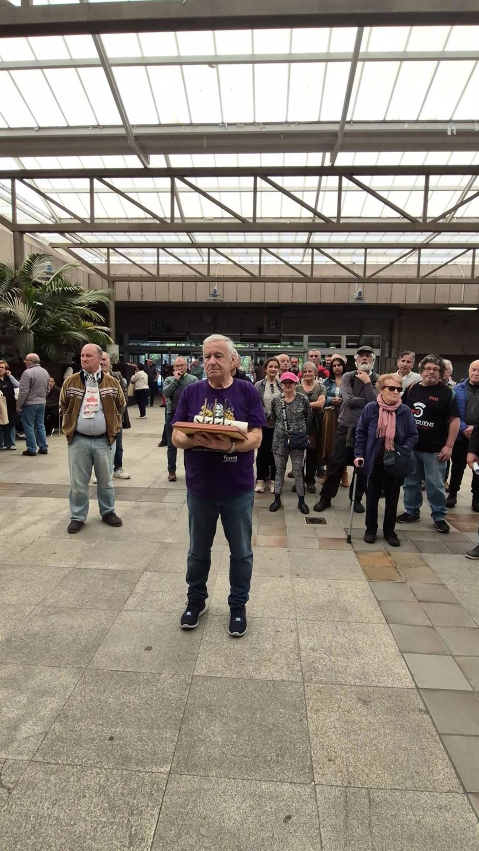 El activista Antón Bouzas, en la lonja del Ayuntamiento de Vigo, a donde acudió a formalizar por registro su renuncia a ser Vigués Distinguido, y la devolución del galardón y del diploma que lo acreditaron como tal.