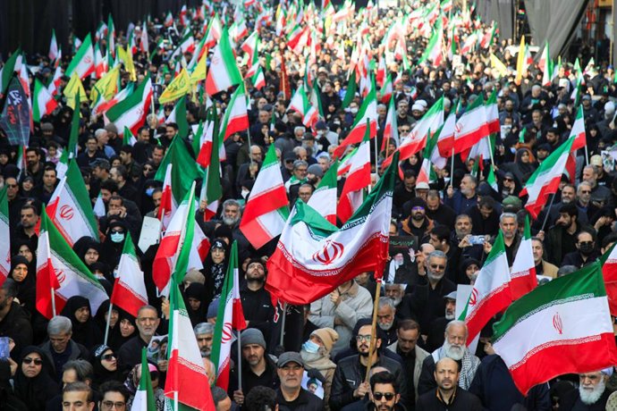 Manifestants onegen banderes iranianes mentre en una manifestació en suport del nou líder suprem en la plaça Enghelab, en el centre de Teheran.