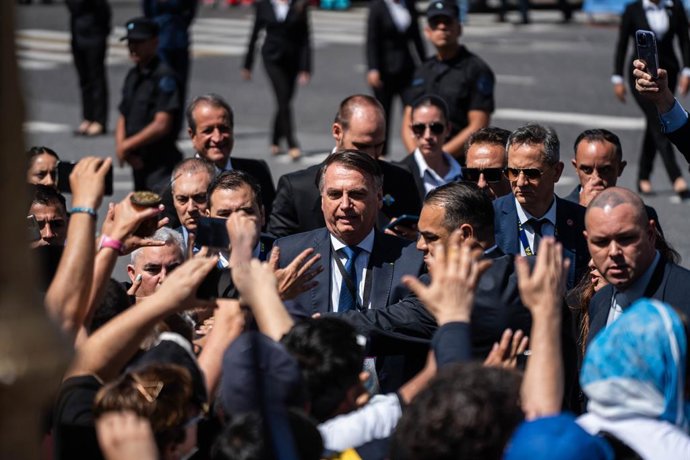 Archivo - Arquivo - O ex-presidente brasileiro Jair Bolsonaro cumprimenta os simpatizantes que compareceram à cerimônia de posse de Javier Milei como presidente eleito, em frente ao Congresso de Buenos Aires, em 10 de dezembro de 2023, em Buenos Aires (Ar