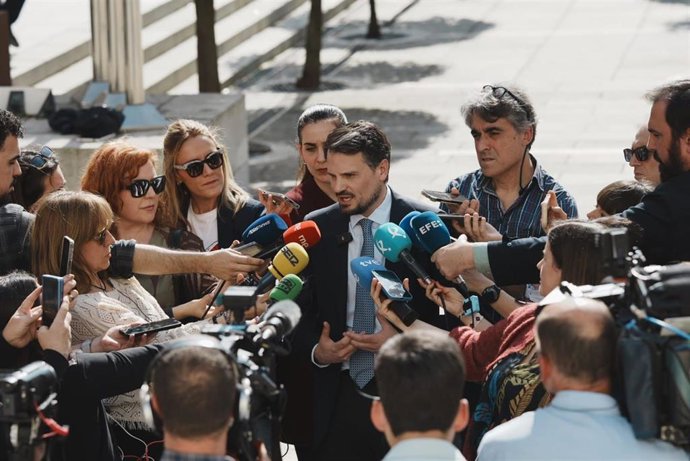 El secretario general del PP de Extremadura, Abel Bautista, atiende a los medios tras la reunión con Vox