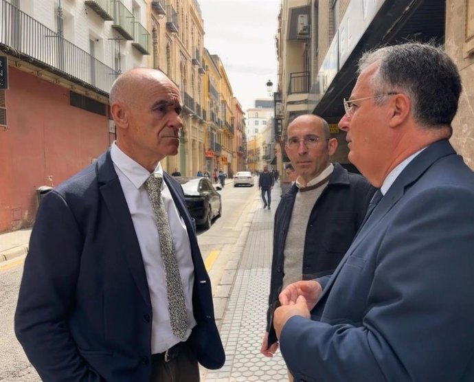 El portavoz del grupo municipal socialista en Sevilla, Antonio Muñoz, junto al concejal, Juan Carlos Cabrera, en la calle Trajano.