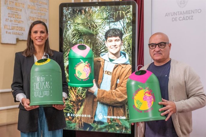 El teniente de alcalde del Área de Medio Ambiente en el Ayuntamiento de Cádiz, José Carlos Teruel, y Coral Rojas-Marcos, subdirectora de zona de Ecovidrio, presentando resultados de reciclaje en Cádiz