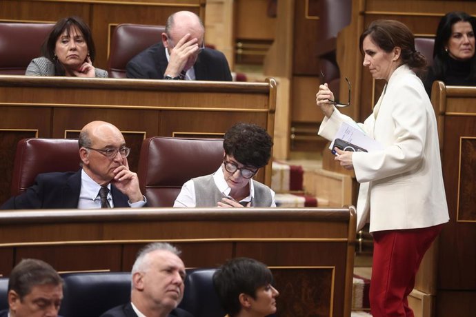 La ministra de Sanidad, Mónica García (d), durante una sesión de control al Gobierno, en el Congreso, a 25 de marzo de 2026, en Madrid (España). Sánchez y Feijóo se miden este miércoles en el Pleno del Congreso en plena escalada por la guerra de Irán, un 