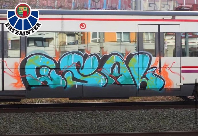 Unidad de RENFE con grafitis.