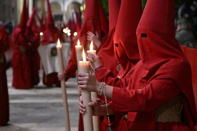 Archivo - Nazarenos durante una procesión en la Mezquita-Catedral de Córdoba.