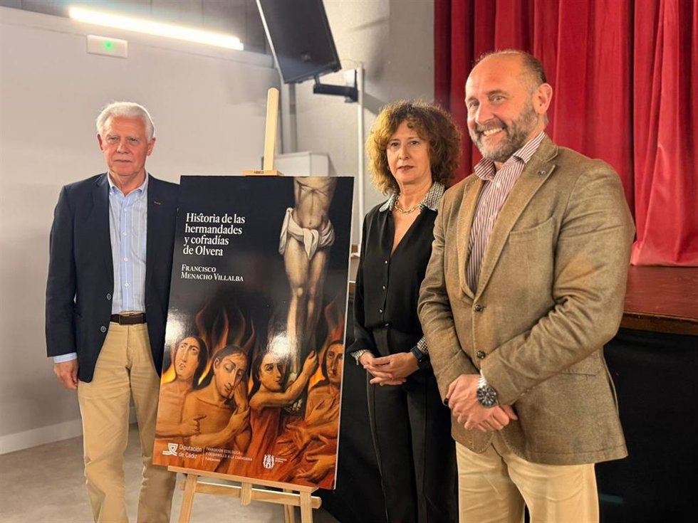 El vicepresidente primero de la Diputación de Cádiz, Juancho Ortiz (d), y la alcaldesa de Olvera, Remedios Palma (c), junto a Francisco Menacho (i), autor de 'Historia de las hermandades y cofradías de Olvera'.