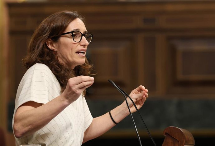 A ministra da Saúde, Mónica García, intervém durante uma sessão de questionamento ao Governo, no Congresso dos Deputados, em 18 de março de 2026, em Madri (Espanha). Sánchez enfrenta uma nova sessão de questionamento no Congresso, tendo de responder às 