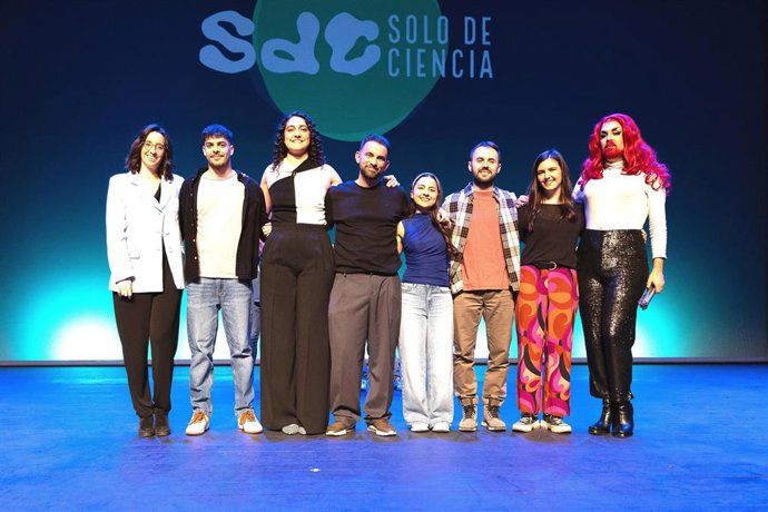 La investigadora y docente de la Universidad de León Sarah Panera Martínez (tercera por la izquierda) ha sido una de las finalistas del certamen de monólogos científicos 'Solo de Ciencia'.