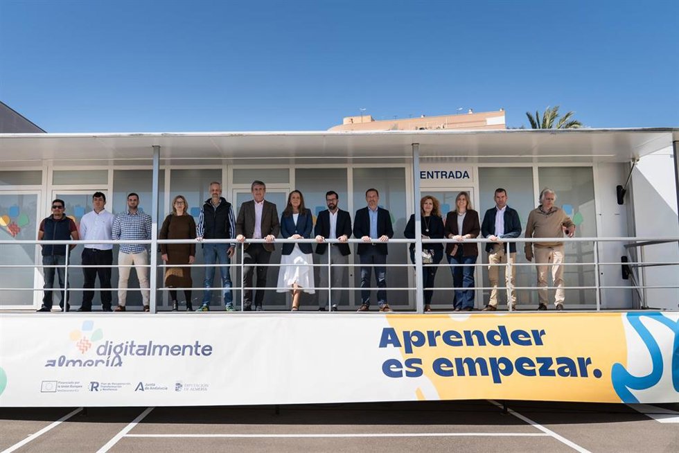 Presentación del programa de capacitación digital 'Digitalmente Almería' en el aparcamiento del Pabellón Moisés Ruiz.