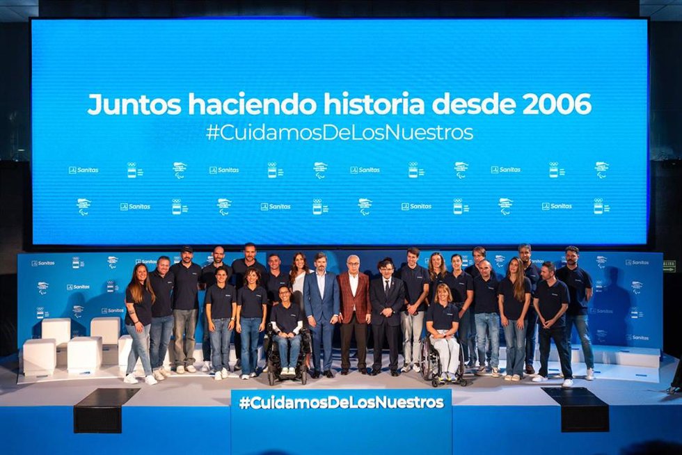 Foto de familia entre los deportistas olímpicos y paralímpicos junto con las autoridades.