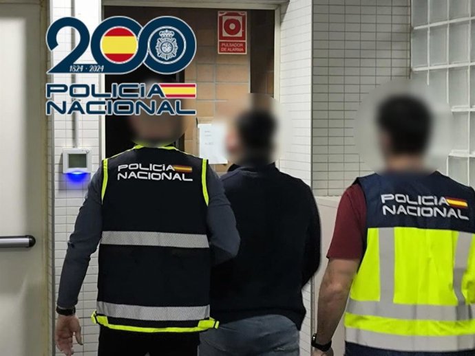 Agentes de la Policía Nacional junto al detenido