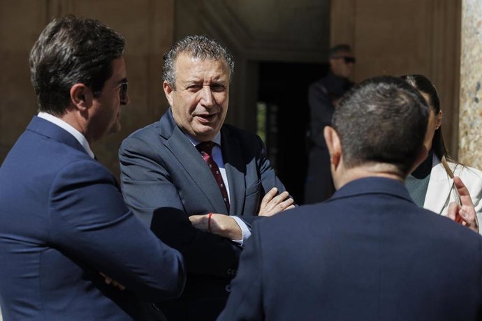 El presidente de la Diputación de Sevilla, Javier Fernández, antes de la reunión de los presidentes de diputaciones provinciales dentro de la Federación Andaluza de Municipios y Provincias (FAMP). 