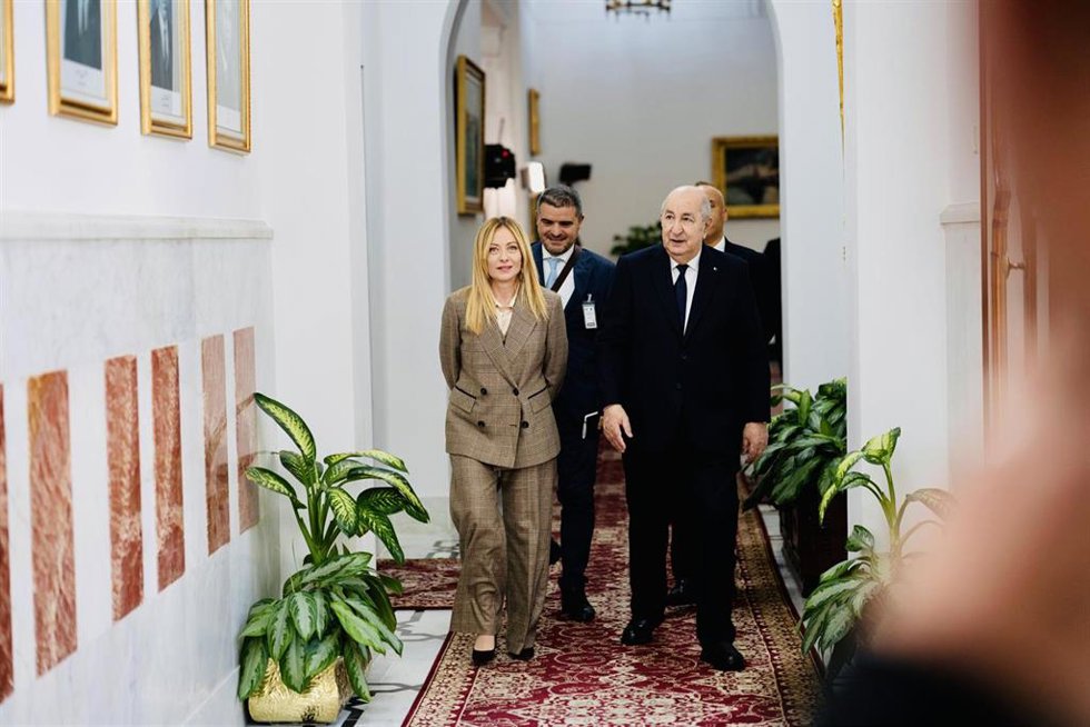 La primera ministra italiana, Giorgia Meloni, junto al presidente argelino Abdelmayid Tebune