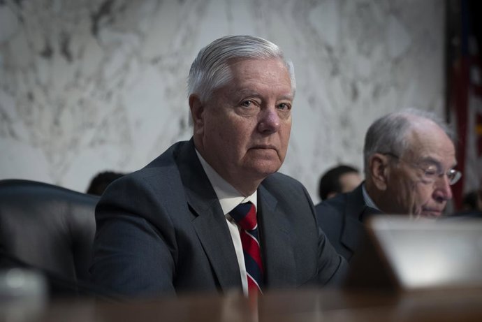 Archivo - September 16, 2025, Washington, District Of Columbia, USA: Sen. LINDSEY GRAHAM (R-SC) questions FBI Director KASH PATEL during a Senate Judiciary Committee hearing. Graham focused on the role of social media in the killing of conservative activi