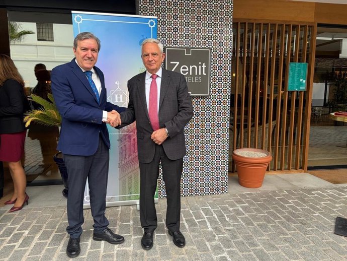 El nuevo presidente de la Asociación de Hoteles de Sevilla y Provincia, Jorge Castilla, con su antecesor, Manuel Cornax.