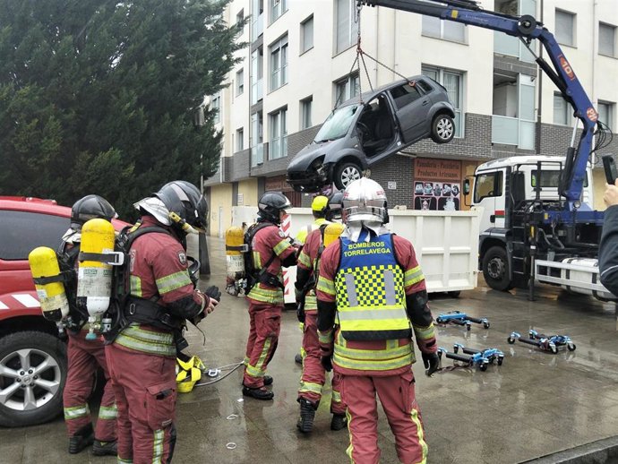 Un total de 17 bomberos de Torrelavega se forma en incendios en garajes subterráneos y vehículos eléctricos