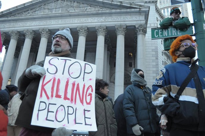 Archivo - 30 January 2026, US, New York: A protestor holds a sign reading "Stop killing people", during an Anti ICE protest in New York. Organizers expect millions to participate in cities and towns across the nation in protest of the fatal shootings of R