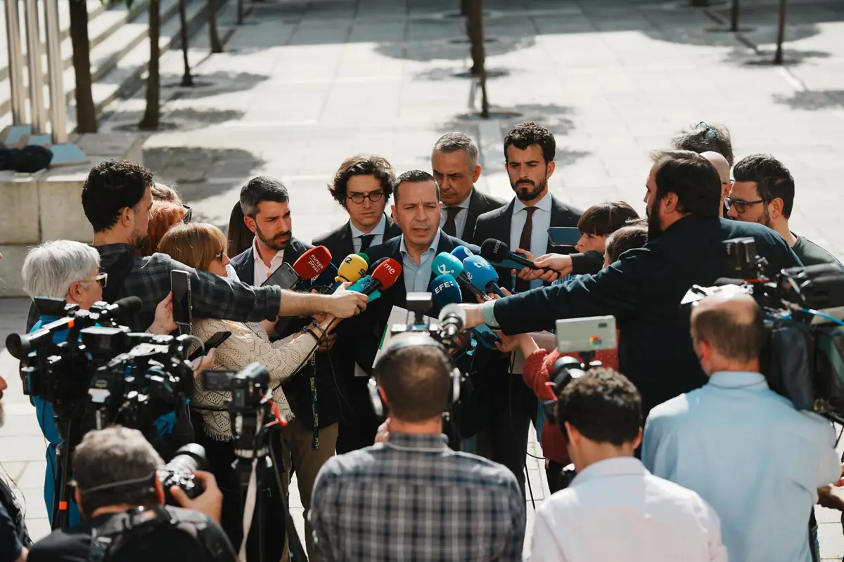 Óscar Fernández Calle atiende a los medios de comunicación