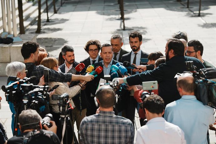 El presidente del Grupo Parlamentario VOX de Extremadura, Óscar Fernández Calle, atiende a los medios de comunicación en el Patio de los Naranjos de la Asamblea de Extremadura, a 25 de marzo de 2026, en Mérida.