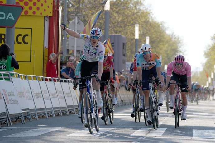 El ciclista Dorian Godon (INEOS Grenadiers) ha ganado este miércoles la tercera etapa de la Volta a Catalunya, disputada entre Mont-roig del Camp y Vila-seca sobre 159,4 kilómetros