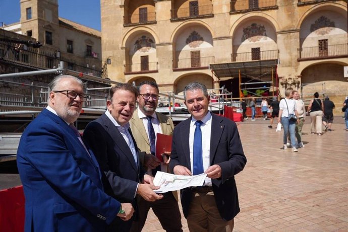 El delegado de Fiestas y Tradiciones del Ayuntamiento de Córdoba, Julián Urbano, y el presidente de la Agrupación de Hermandades y Cofradías, Manuel Murillo, en los palcos de Semana Santa junto a la Puerta del Puente.
