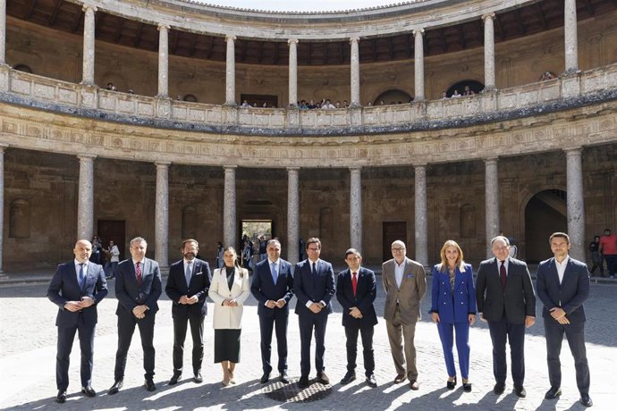 Foto de familia previa a la Comisión de Trabajo de la FAMP.