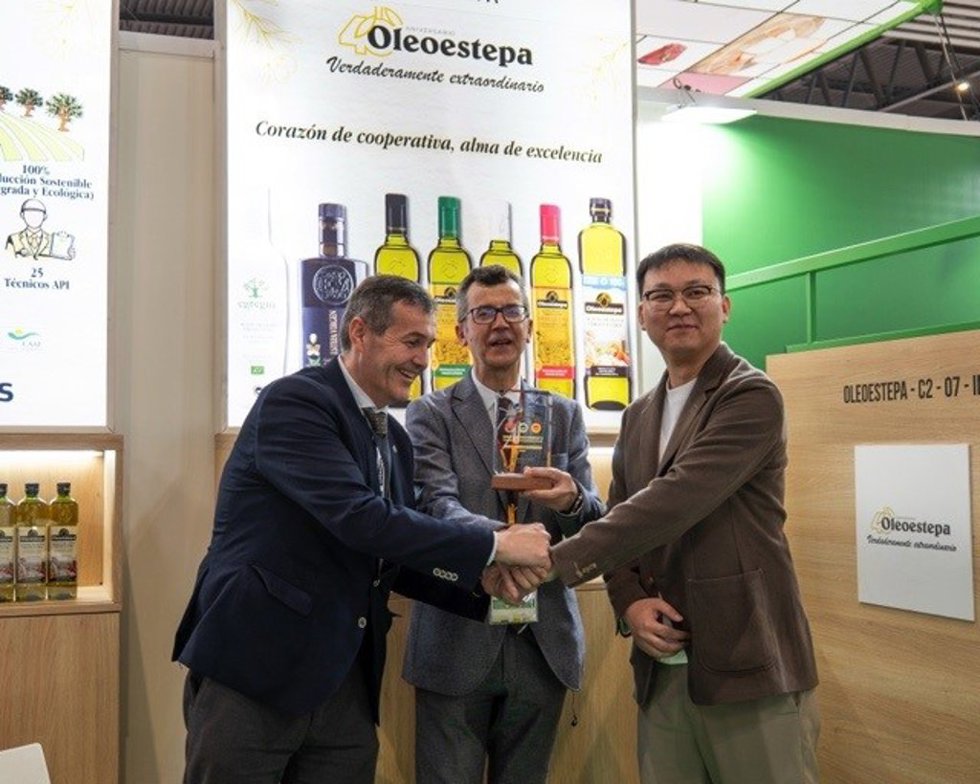 Entrega del 'Galardón de Oro' de la CIPE China a la DOP Estepa en la feria Alimentaria Barcelona.