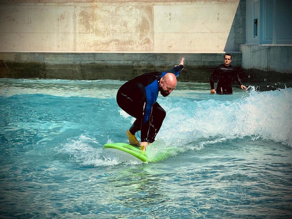 El alcalde de El Puerto, Germán Beardo, probando la piscina de ola continua construida en la localidad.