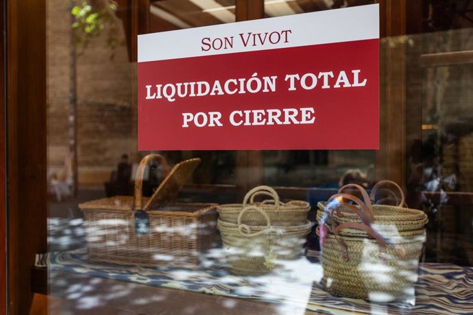 Archivo - El escaparate del comercio 'Son Vivot' anuncia 'liquidación por cierre' en una calle de Palma de Mallorca, a 16 de abril de 2024, en Palma de Mallorca, Mallorca, Baleares (España).