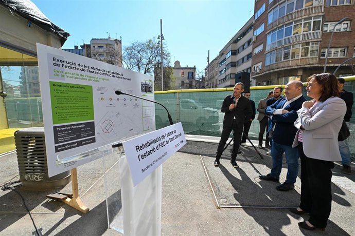 La consellera de Territorio, Sílvia Paneque, y el presidente de FGC, Carles Ruiz, en una visita a las obras de rehabilitación de la estación de Sant Gervasi
