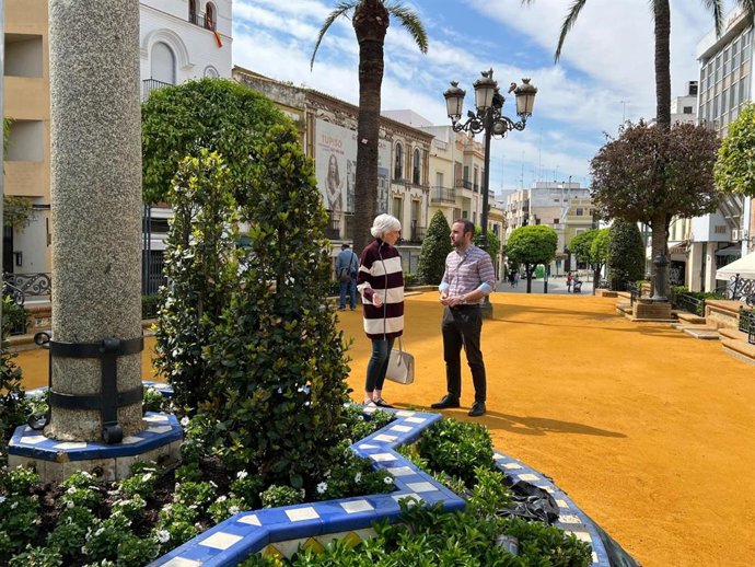 Los delegados de Monumento Natural, Medioambiente y Sostenibilidad, Luisa Campos, y de Hábitat Urbano, David Delgado, de Alcalá de Guadaíra en La Plazuela.