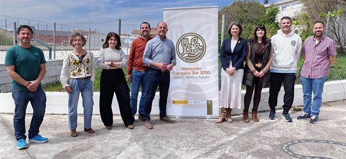 El presidente de la Mancomunidad Campiña Sur, Miguel Ruz (centro), en la presentación de la iniciativa.