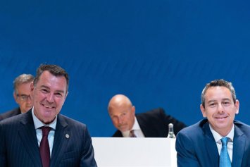 Archivo - El CEO de Grifols, Nacho Abia (i), y el consejero Victor Grifols Deu (d), durante la junta general de accionistas de Grifols, a 5 de junio de 2025, en Sant Cugat, Barcelona, Catalunya (España). 