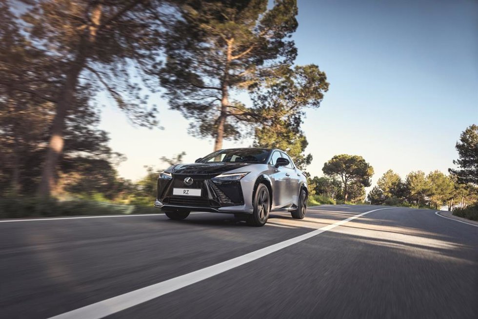 Lexus introduce un sistema de conducción manual interactiva en su nuevo SUV eléctrico RZ 550e F Sport