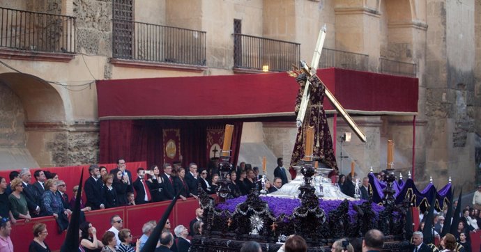 Paso de una cofradía ante palcos instalados en la carrera oficial de la Semana Santa de Córdoba.